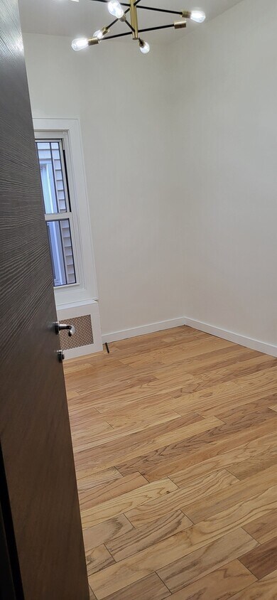 Foto principal - 915 E 12th St