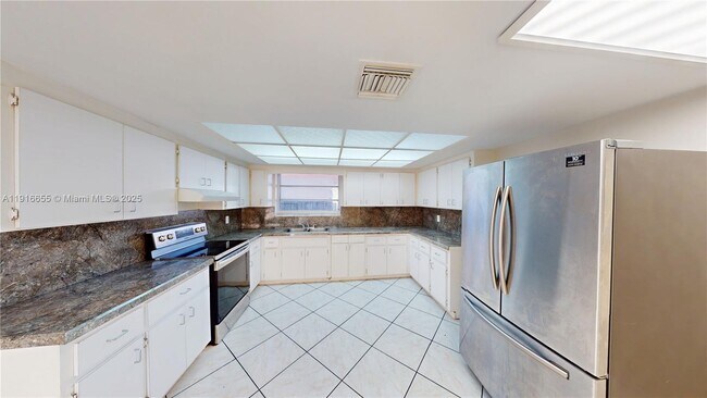 Foto del edificio - 7880 Grand Canal Dr