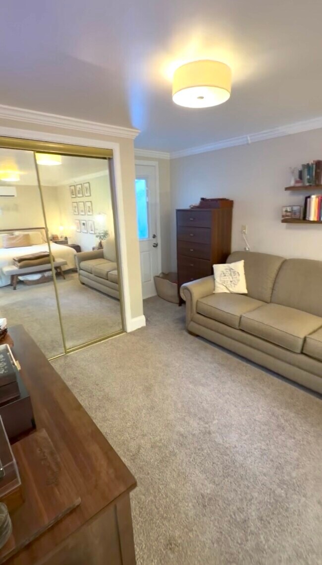 Foto del edificio - 10352 Cowan Heights Dr