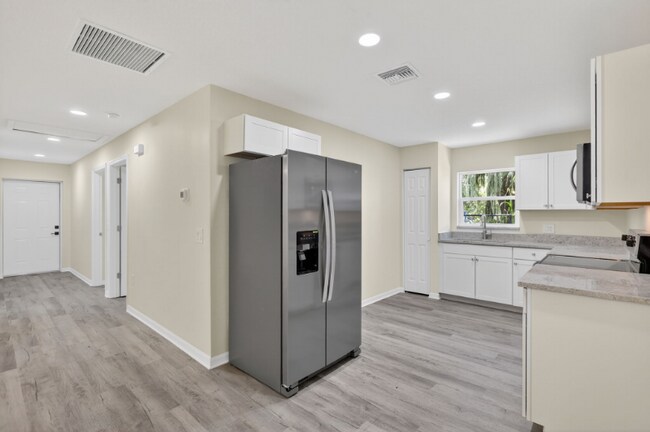 Building Photo - 916 23rd St E