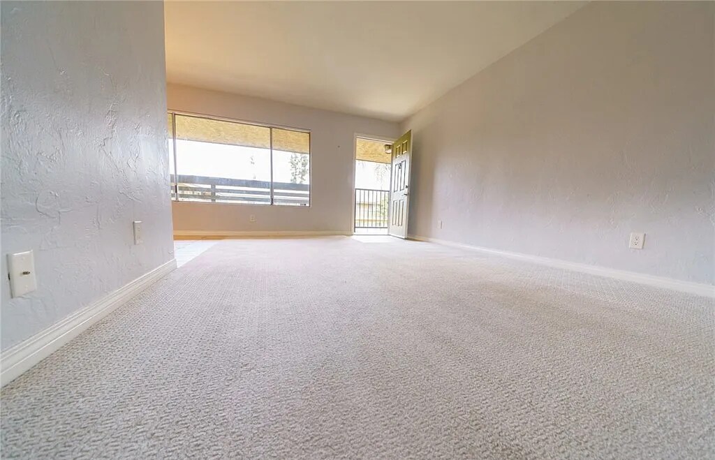 Foto principal - WELL MAINTAINED CONDO AT CREEKSIDE VILLAGE!