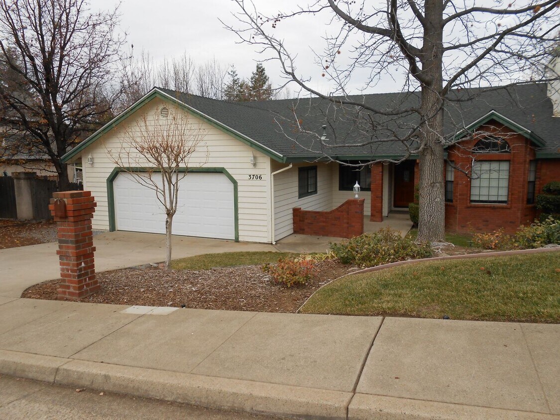 Foto principal - West Redding Home with Landscaping included