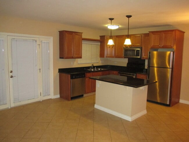 Foto del edificio - TEMECULA ST- BEAUTIFUL CONDO W/ VIEWS, IN-UNIT W/D, TILE FLOORING
