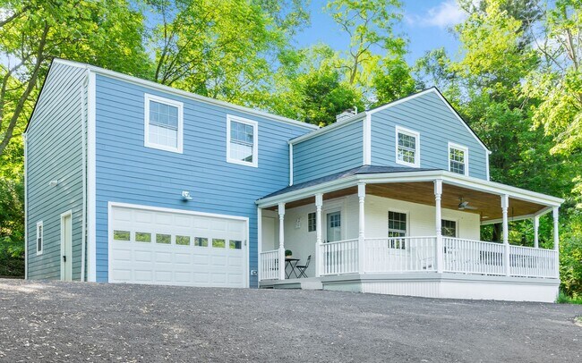 Building Photo - Beautifully Renovated 5 Bed/3 Bath Farmhou...