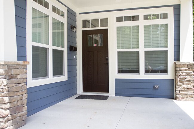 Foto del edificio - Spacious duplex on 9th St! Live in the heart of Old West Durham!