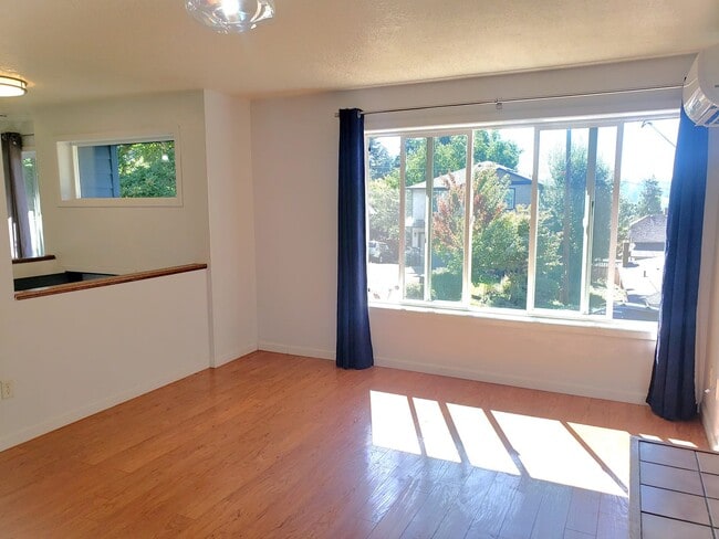 Building Photo - Charming Milwaukie House with Beautiful Ba...