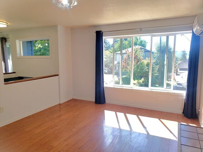 Foto del edificio - Charming Milwaukie House with Beautiful Ba...