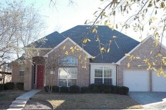 Building Photo - 221 S Village Dr