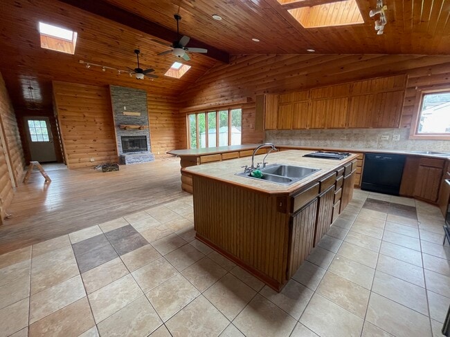 Building Photo - 77 Barrow Dr
