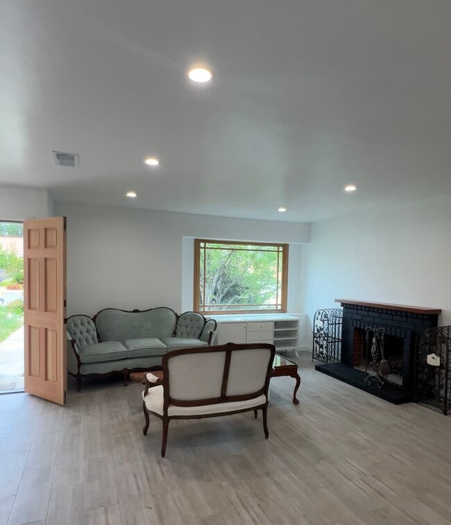 Building Photo - 30872 Janlor Dr
