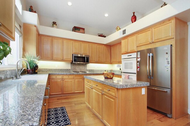 Foto del edificio - Large home near Camarillo High