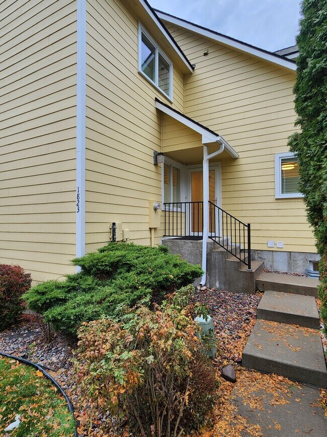 Foto del edificio - Beautiful Two Bedroom Townhouse Near the R...