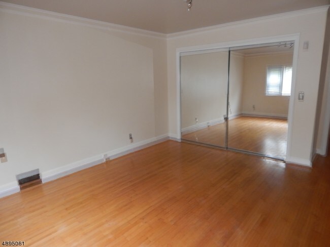 Building Photo - 208 Stirling Ave