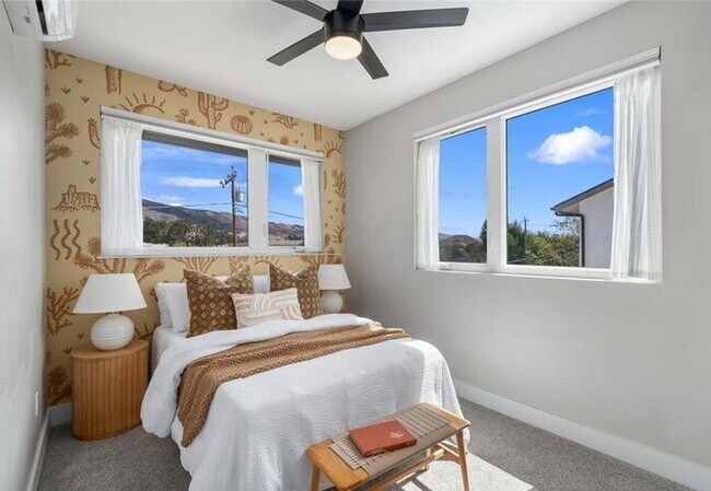 Foto del edificio - Modern 3BR Home with Mountain Views, Smart Features & Private Yard