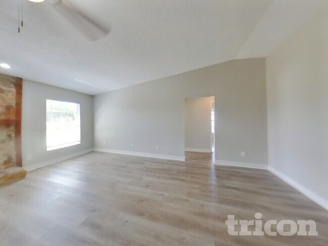 Building Photo - 1020 Red Oak Cir