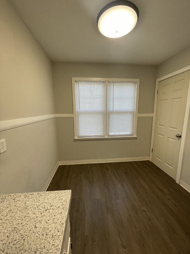 Building Photo - 2 Bedroom, 1 Bathroom with unfinished base...