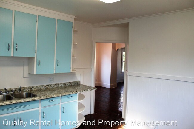 Building Photo - 4 br, 1.5 bath House - 120 E Lakeview Ave
