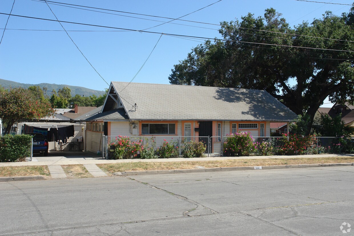 Foto del edificio - 902 E Pleasant St