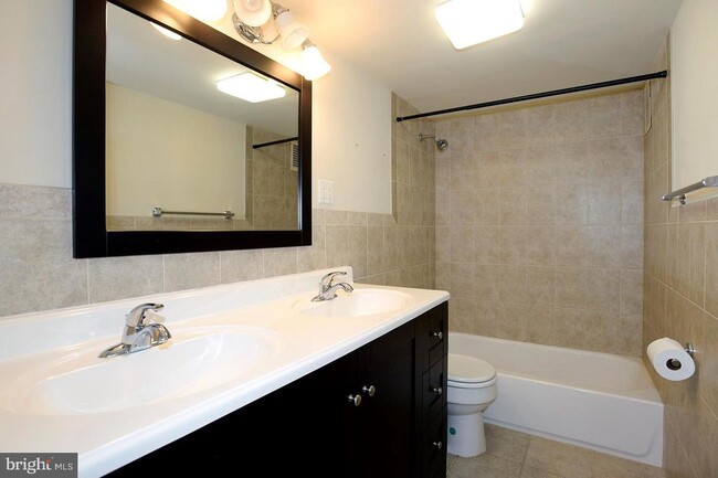 Foto del edificio - 4201 Cathedral Ave NW