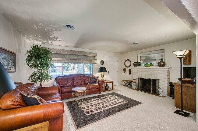 Building Photo - 700 Hillview Dr
