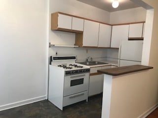 Building Photo - 644 W Wrightwood Ave