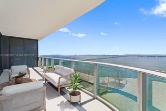 Building Photo - 700 NE 24th St