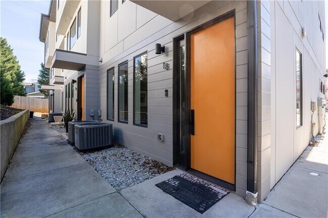 Building Photo - 1300 Memorial Dr SE