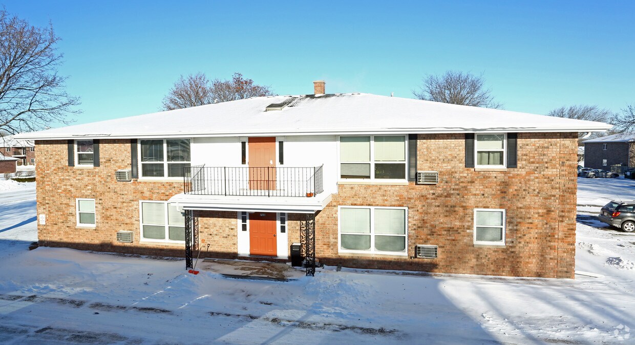 Primary Photo - 733 - 743 Chapel View Rd
