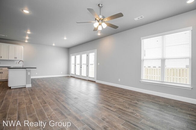 Building Photo - 4 br, 2.5 bath House - 2010 Periwinkle Place