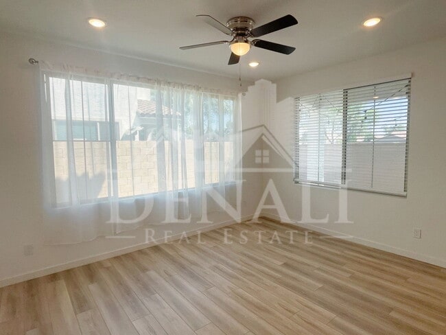 Building Photo - 1365 W Bluejay Dr