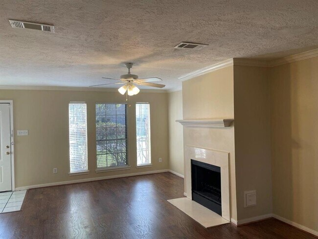 Building Photo - 6935 Oak Walk Dr