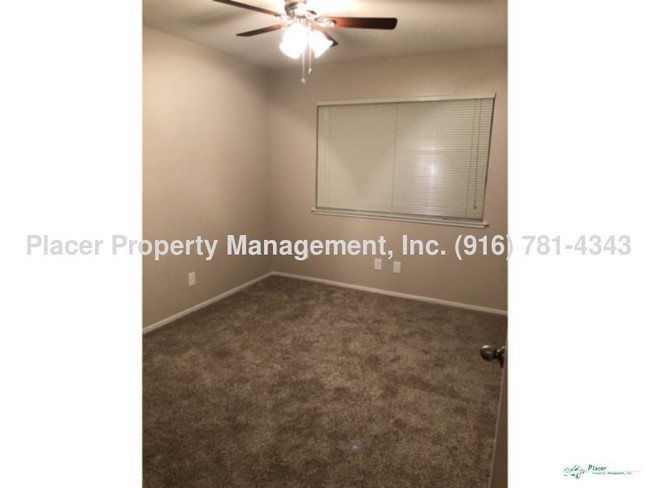 Building Photo - Avail Now!! Roseville  2 Bedroom 1 bath up...