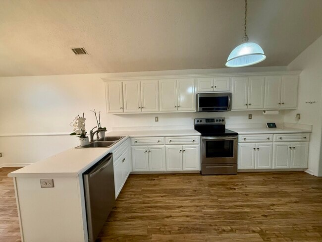 Building Photo - 812 Coronet Dr