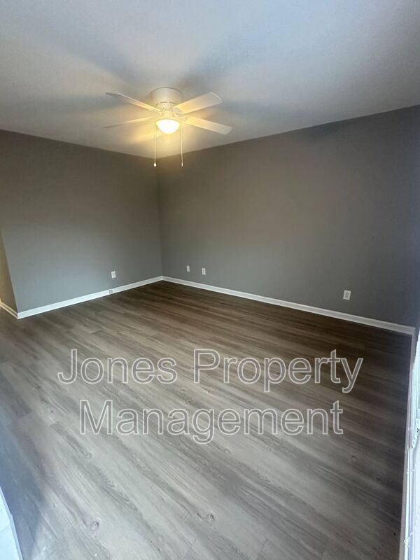 Building Photo - 2715 Mountcrest Cir NW