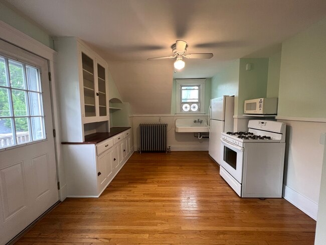 Kitchen has new appliances and freshly painted. - 61 Hirschfield Dr