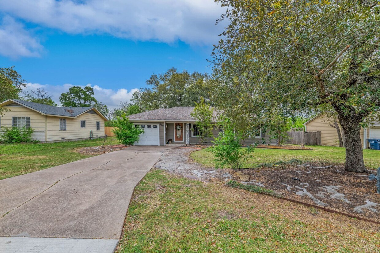 Primary Photo - August Move In! 3 Bed, 1.5 Bath in Eastgate
