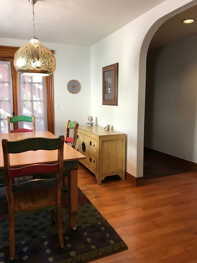 Foto del edificio - Updated 3 Bed 2 Bath Victorian Style Townhome