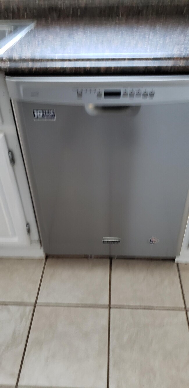 Building Photo - 2543 E 5th Ave