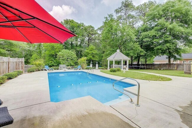 Foto del edificio - Stunning 4 Bed, 3 Bath Home with Pool in E...