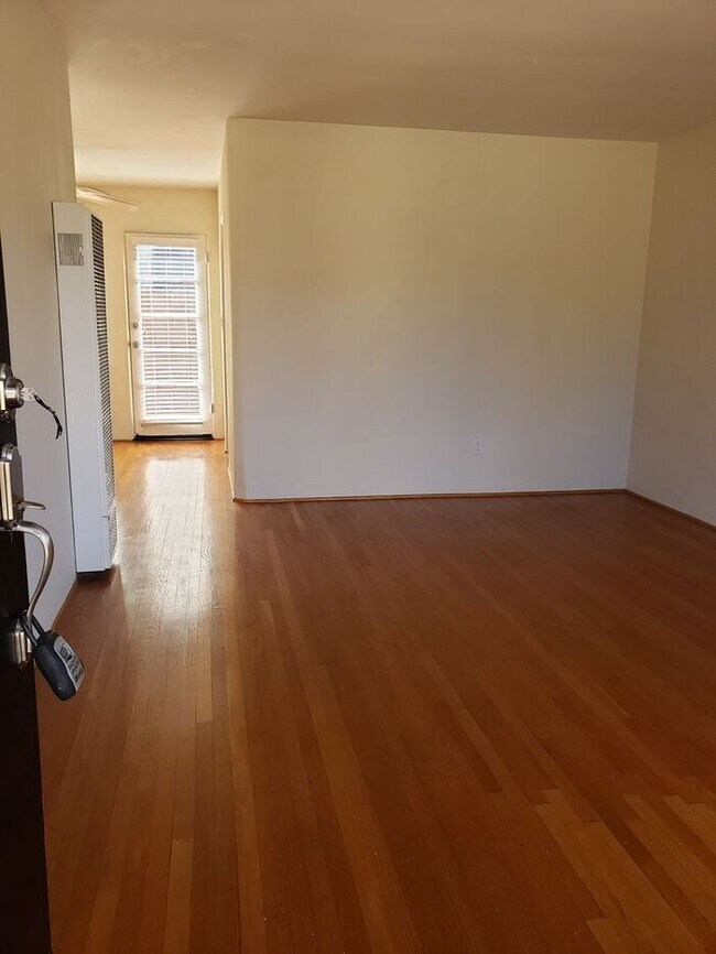 Building Photo - Kensington cottage style 1 bdrm!