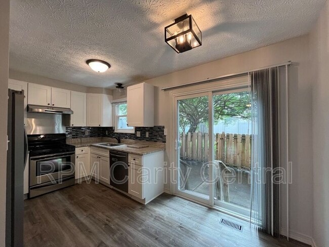 Building Photo - 869 Charnwood Ln