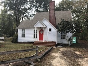 Building Photo - 820 Brett St N