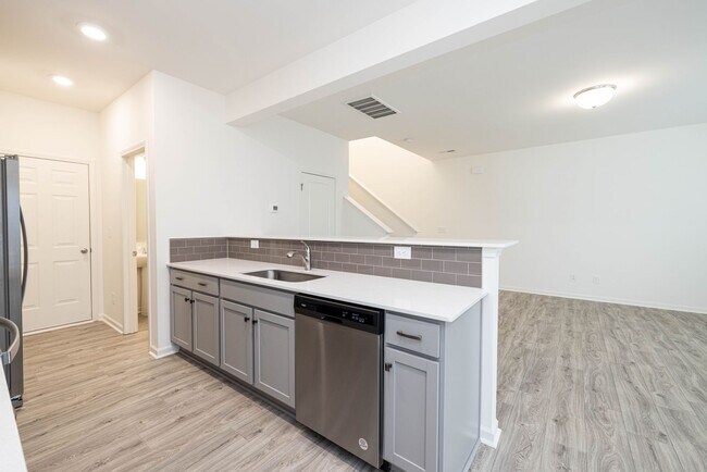Building Photo - 3 br 2.5 ba  Paired Home minutes from I-77...