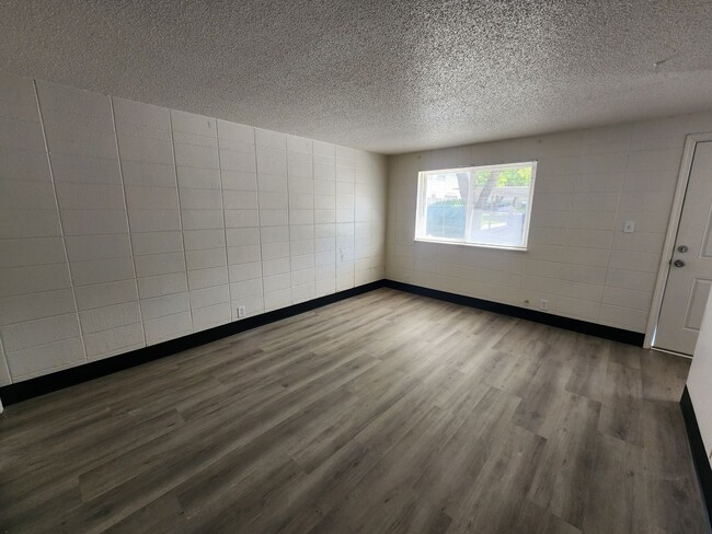 Building Photo - Remodeled 2 Bedroom Apartment