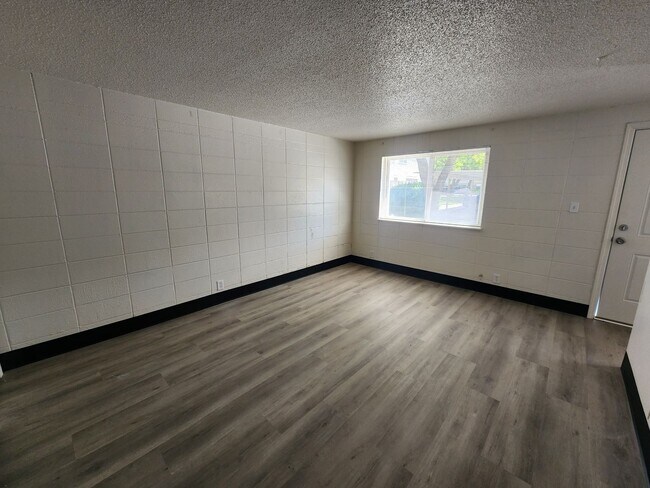 Foto del edificio - Remodeled 2 Bedroom Apartment