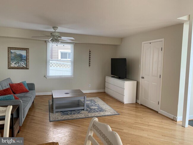 Foto del edificio - 122 Kingston Park Ln E