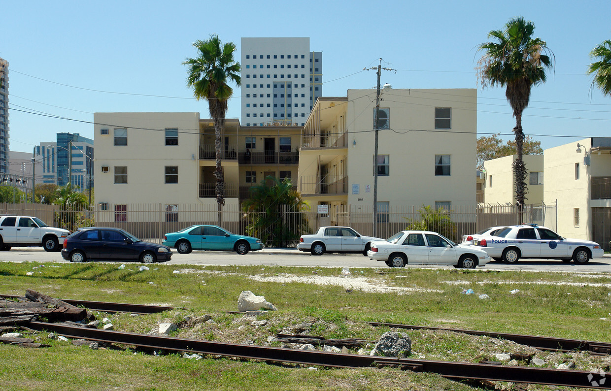 Foto del edificio - Arena Garden Apartments