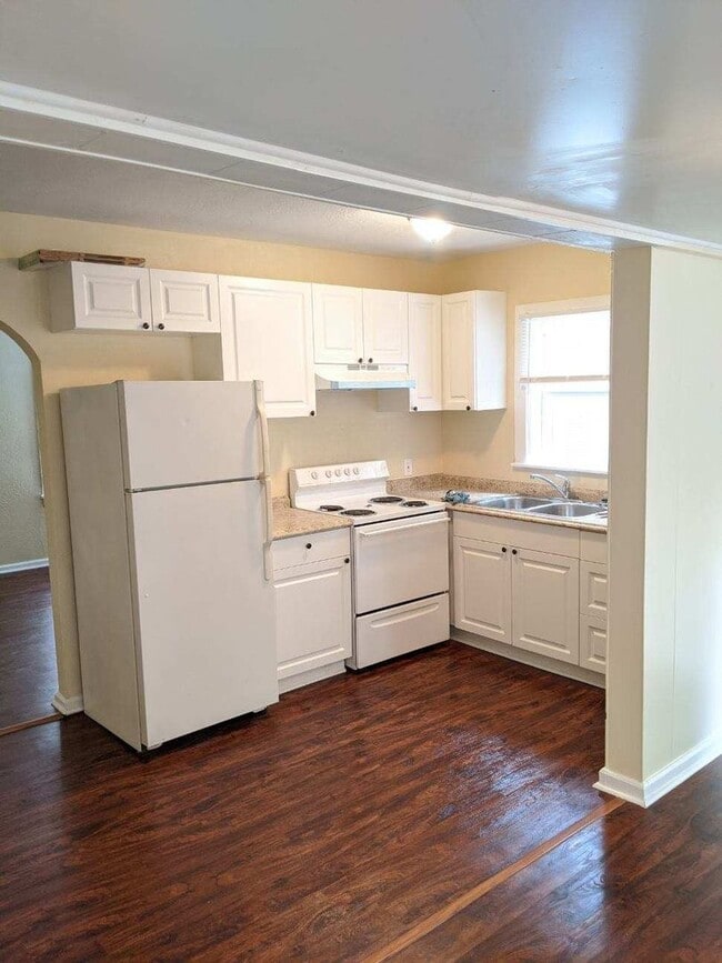 Building Photo - Newly Remodeled! Beautiful 2 bedroom/ 1 ba...