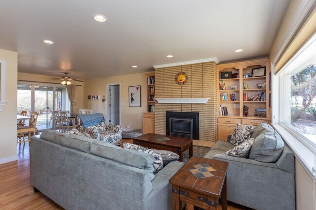 Building Photo - Inviting Ranch-Style Retreat!