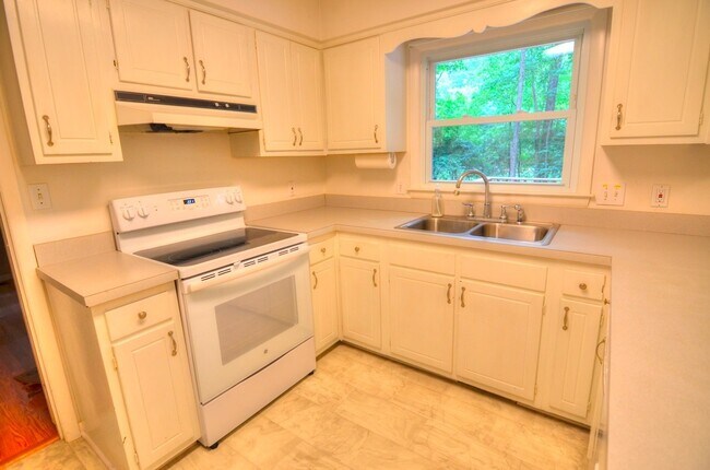 Building Photo - Lovely Spacious 3 Bedroom Carrboro Ranch H...